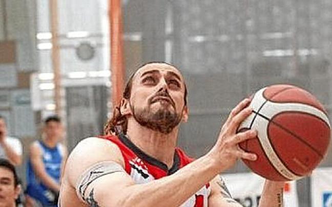 Un jugador del Zuzenak. | FOTO: J.C.