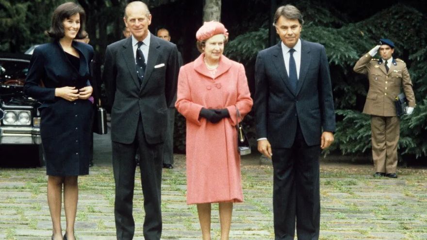 Felipe González y su mujer Carmen Romero junto a la reina Isabel II y Felipe de Edimburgo.