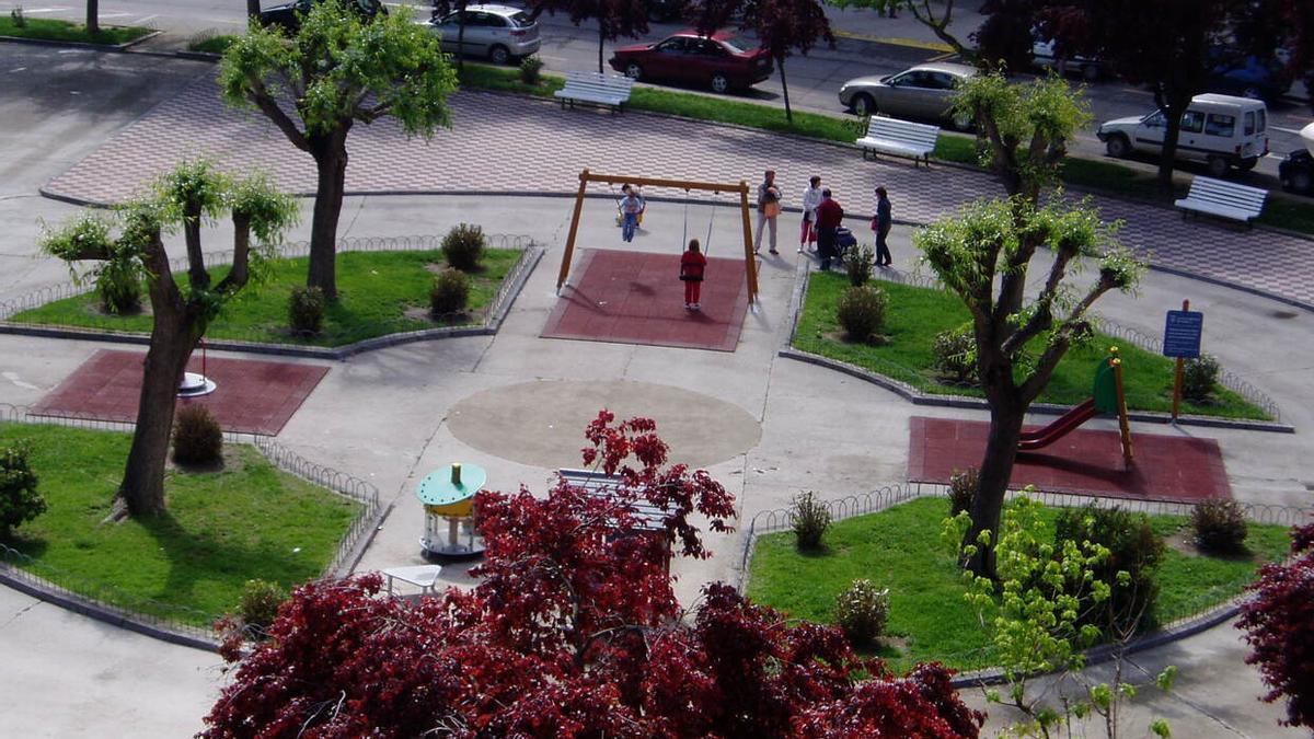 Ni&ntilde;os juega en los columpios del parque infantil de la Plaza de la Estaci&oacute;n