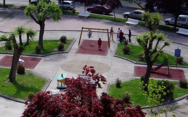 Ni&ntilde;os juega en los columpios del parque infantil de la Plaza de la Estaci&oacute;n