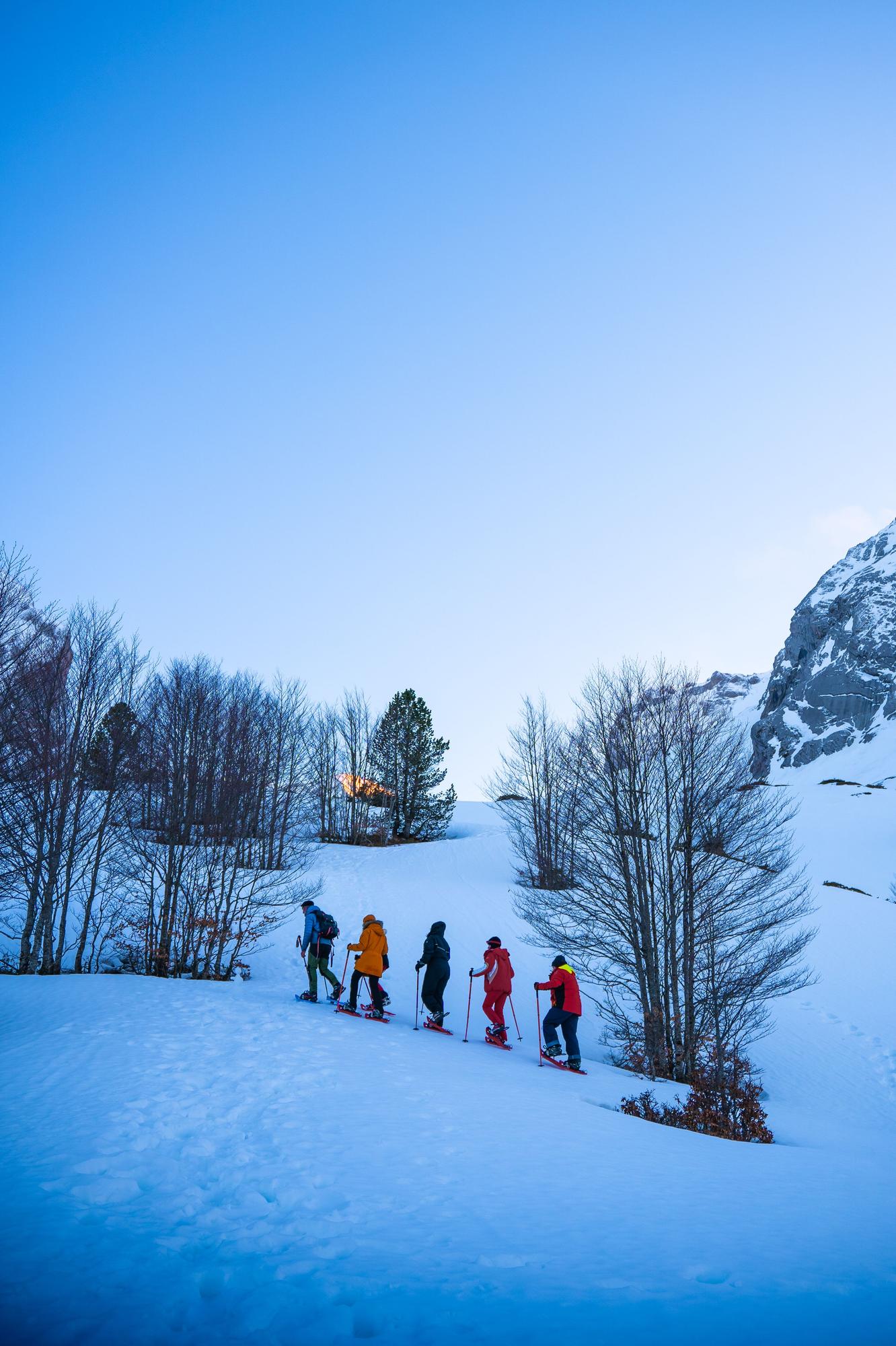 Una excursión en raquetas entre los bosques de Gourette.
