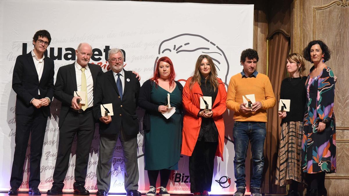 Unai Rementeria y Lorea Bilbao con los premiados