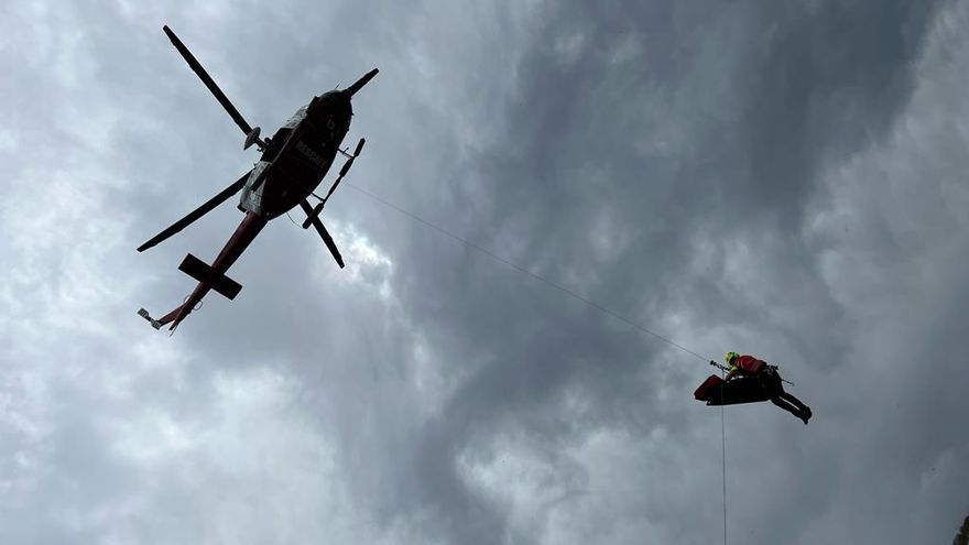 Imagen de la evacuación del fallecido en la ruta de los Ojos del Diablo