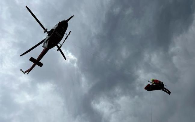 Imagen de la evacuación del fallecido en la ruta de los Ojos del Diablo Imagen de la evacuación del fallecido en la ruta de los Ojos del Diablo