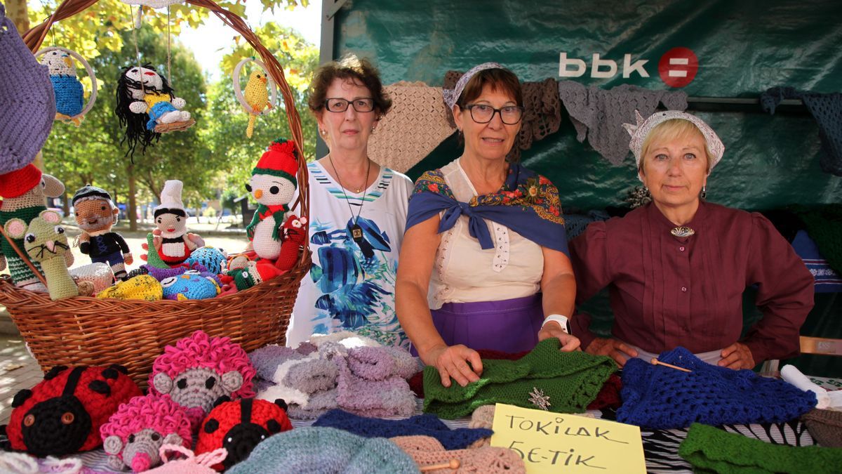 Integrantes de la asociación Sopelako Ehuntzaileak se anticiparon al invierno con sus toquillas.