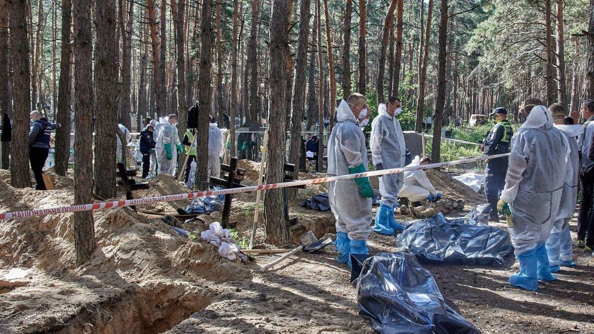 Trabajadores ucranianos exhuman en Izyum a más de 400 cuerpos encontrados en fosas comunes.