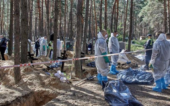 Trabajadores ucranianos exhuman en Izyum a más de 400 cuerpos encontrados en fosas comunes. Trabajadores ucranianos exhuman en Izyum a más de 400 cuerpos encontrados en fosas comunes.