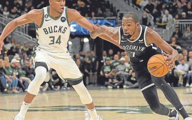 Kevin Durant penetra a canasta ante la defensa de Giannis Antetokounmpo. | FOTO: N.G. Kevin Durant penetra a canasta ante la defensa de Giannis Antetokounmpo. | FOTO: N.G.