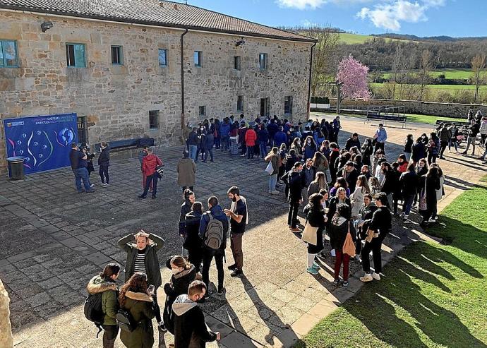 Jóvenes participantes en el proceso de selección, en el exterior del albergue de Barria. Foto: Cedida