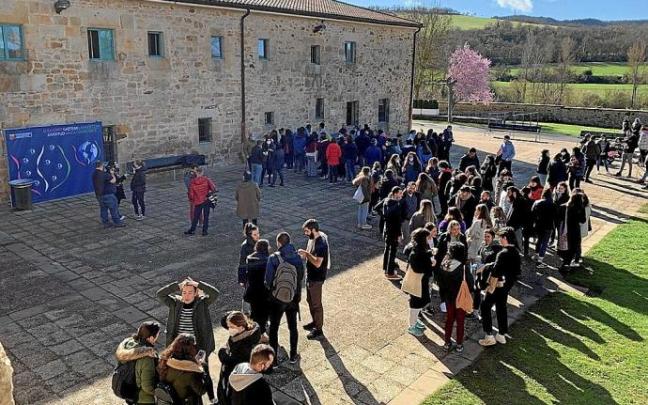 Jóvenes participantes en el proceso de selección, en el exterior del albergue de Barria. Foto: Cedida