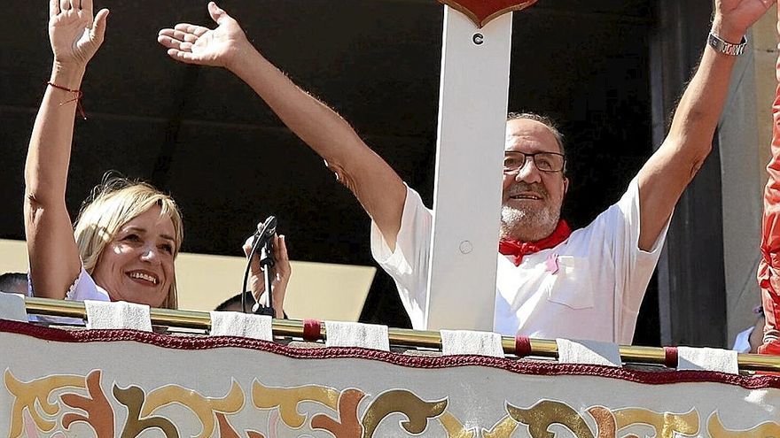 Marilys Echeverría y de Juan Carlos López saludan al numeroso público que acudió al cohete estellés.