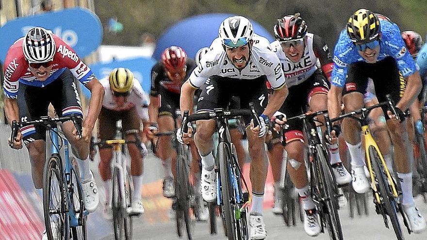 Van der Poel, Alaphilippe, Van Aert y Pogacar, en un esprint durante la Tirreno-Adriático de 2021. | FOTO: AFP