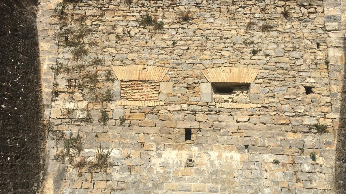 Trabajos en el lienzo de una casamata del Baluarte de Santiago.