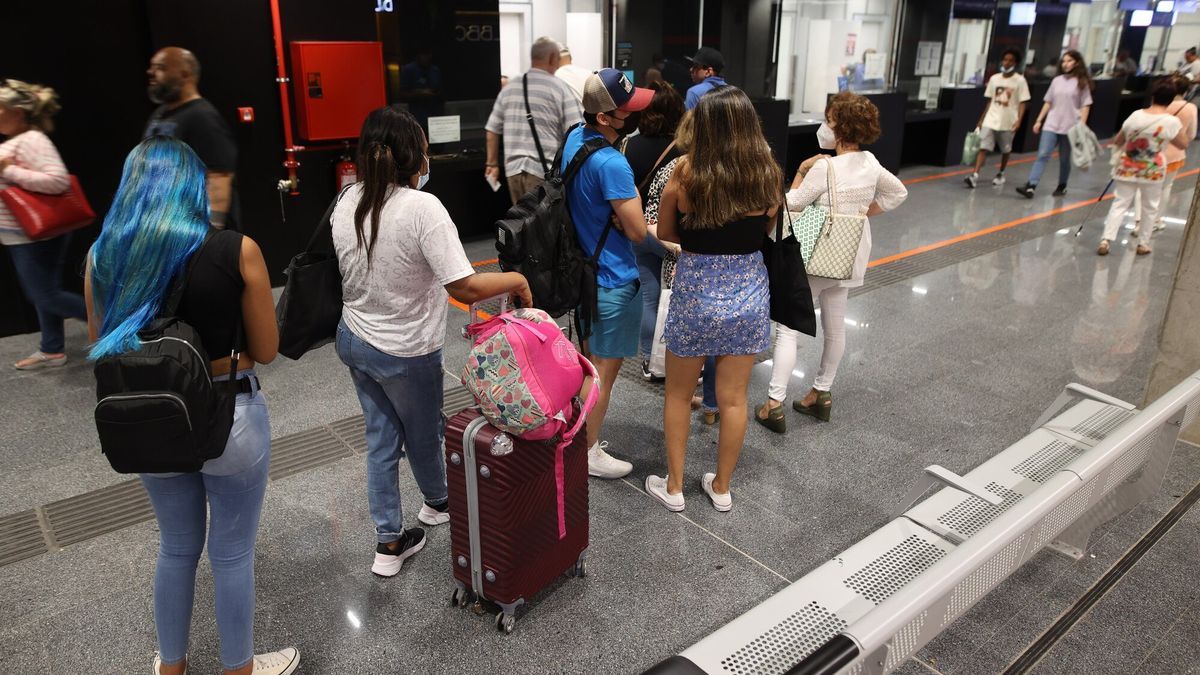 Un grupo de viajeros, ayer, en Bilbao Intermodal, por la que se prevé que pasen más de 50.000 pasajeros este fin de semana.