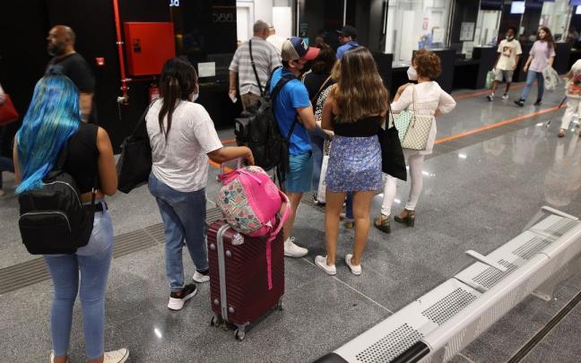 Un grupo de viajeros, ayer, en Bilbao Intermodal, por la que se prevé que pasen más de 50.000 pasajeros este fin de semana. Un grupo de viajeros, ayer, en Bilbao Intermodal, por la que se prevé que pasen más de 50.000 pasajeros este fin de semana.