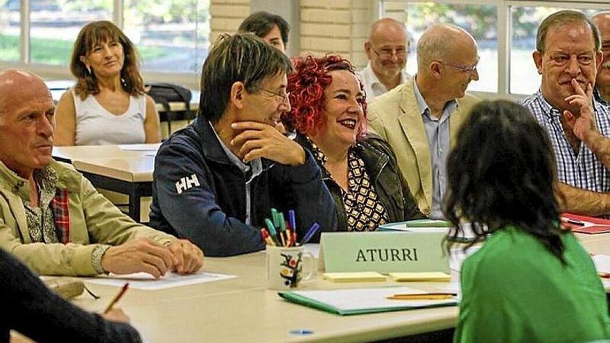 Foto de los participantes en el foro.