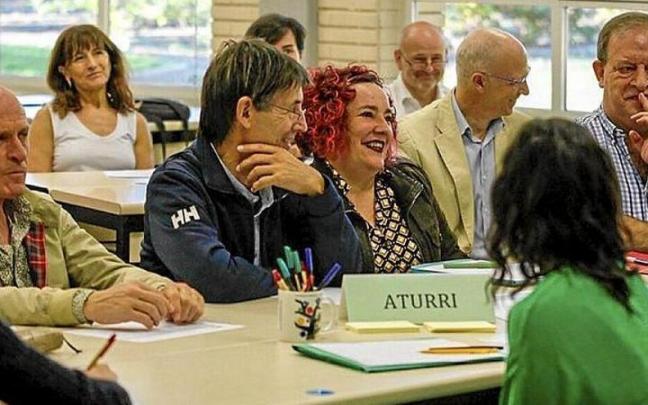 Foto de los participantes en el foro. Foto de los participantes en el foro.