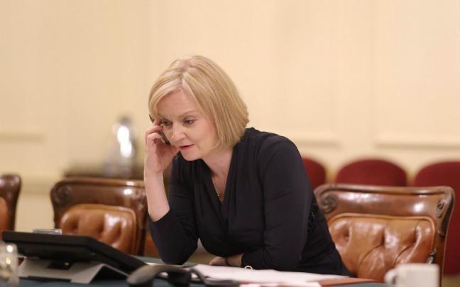 Liz Truss durante la llamada que ha realizado a Joe Biden Liz Truss durante la llamada que ha realizado a Joe Biden