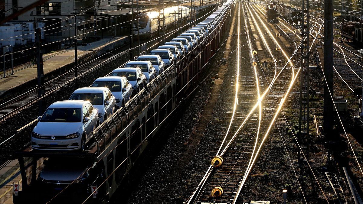Coches Polo de Volkswagen en un tren de mercanc&iacute;as.