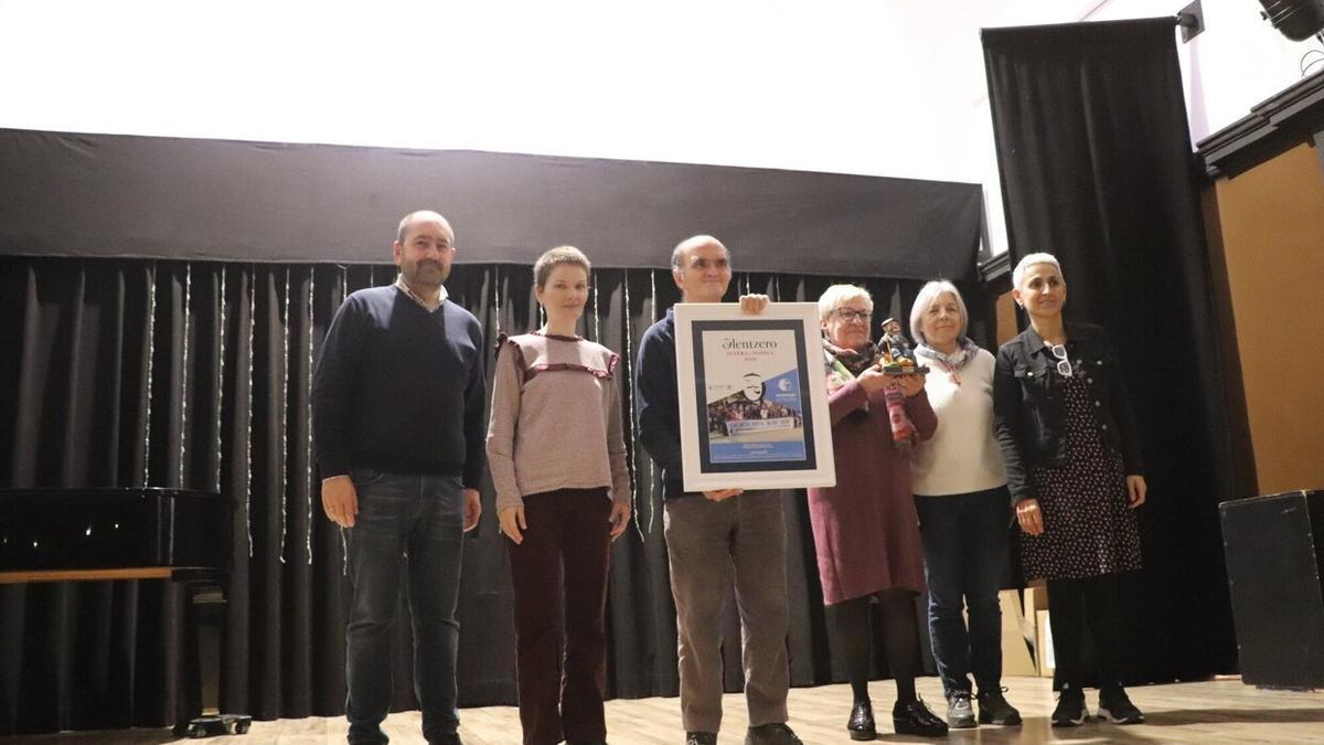 Representantes del colectivo de Amigos del Olentzero y de Anasaps (en el centro, Bábara Kis, Isamel Sola y Toña Huguet)