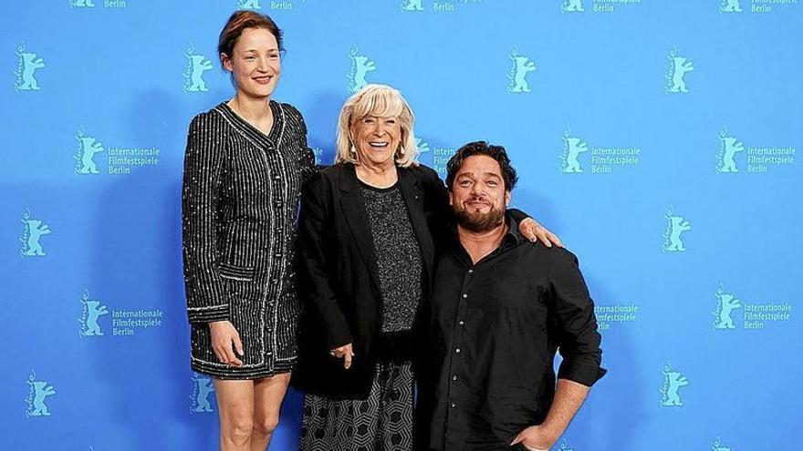 Vicky Krieps, Margarethe von Trotta y Ronald Zehrfeld, de ‘Ingeborg Bachmann. Journey into the Desert’. | FOTO: EFE