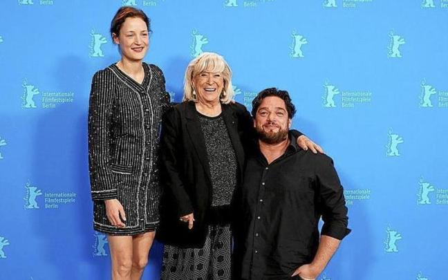 Vicky Krieps, Margarethe von Trotta y Ronald Zehrfeld, de &lsquo;Ingeborg Bachmann. Journey into the Desert&rsquo;. | FOTO: EFE