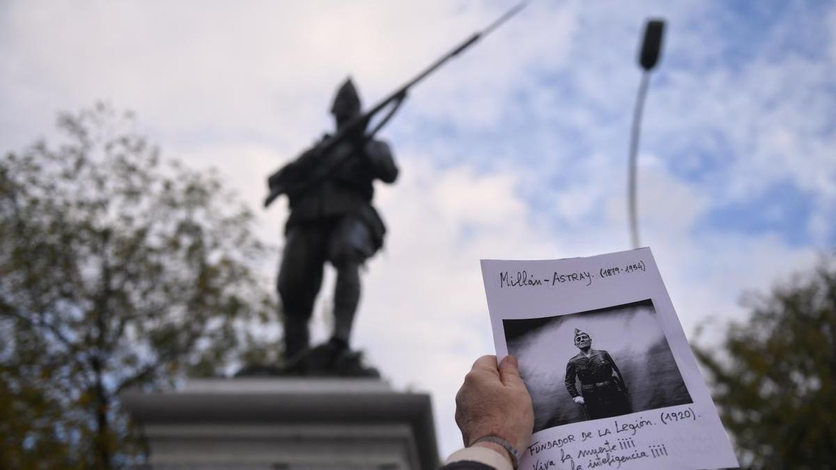 Un hombre sostiene un cartel con una foto del fundador de La Legión, José Millán-Astray, en la inauguración de la Estatua al Legionario en Madrid.