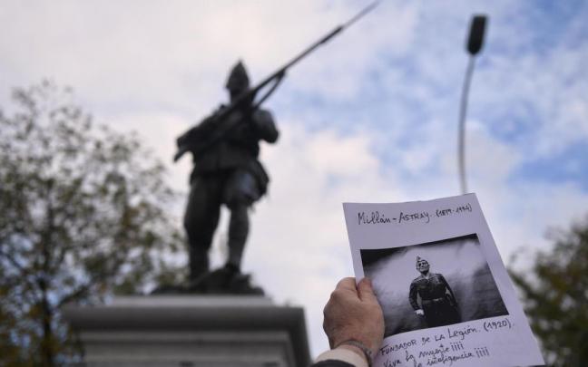 Un hombre sostiene un cartel con una foto del fundador de La Legi&oacute;n, Jos&eacute; Mill&aacute;n-Astray, en la inauguraci&oacute;n de la Estatua al Legionario en Madrid.