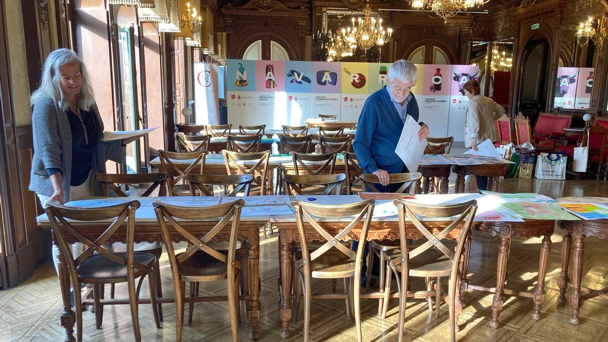 El jurado formado por Pedro Salaberri, pintor y presidente del jurado; Silvia Azpilicueta, directora del área de Comercio y Turismo de Ayuntamiento de Pamplona, e Itziar Inza, coordinadora de Cadena de Valor, Intia/Reyno Gourmet, durante la elección de los ganadores.