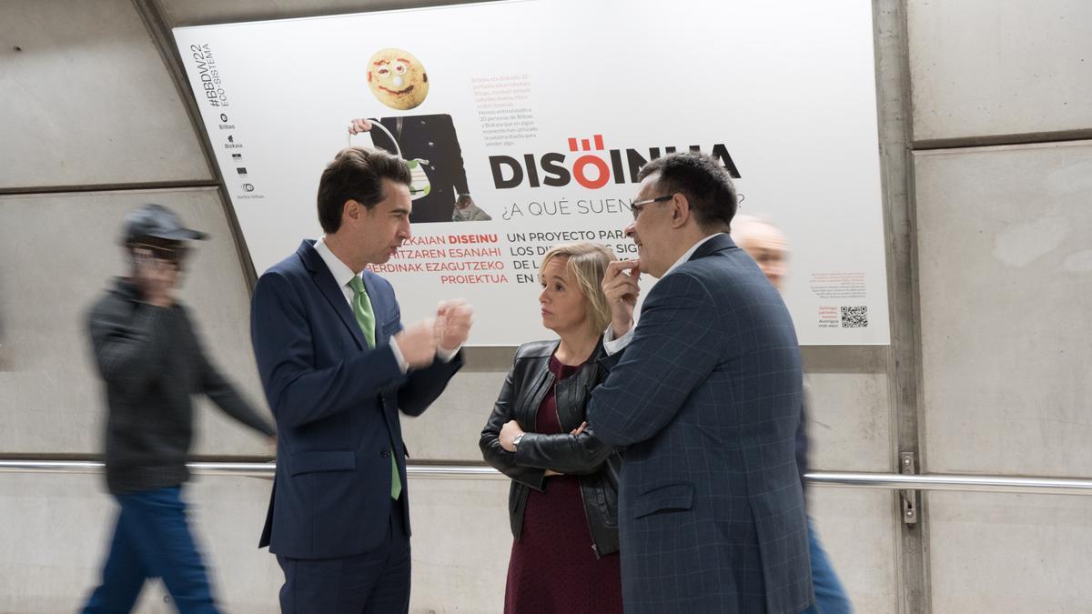 Xabier Otxandiano (Ayuntamiento de Bilbao), Ainara Basurko (Diputación Foral de Bizkaia) y Eneko Arruabarrena, en representación de Metro Bilbao, en la inauguración de la exposición 'Disoinua'.