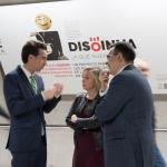 Xabier Otxandiano (Ayuntamiento de Bilbao), Ainara Basurko (Diputaci&oacute;n Foral de Bizkaia) y Eneko Arruabarrena, en representaci&oacute;n de Metro Bilbao, en la inauguraci&oacute;n de la exposici&oacute;n 'Disoinua'.
