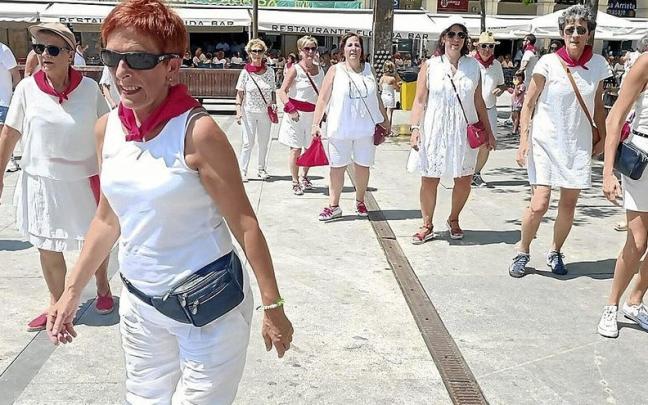 Dantzaris en la plaza de los fueros, ayer en el Dantzan Plazan.