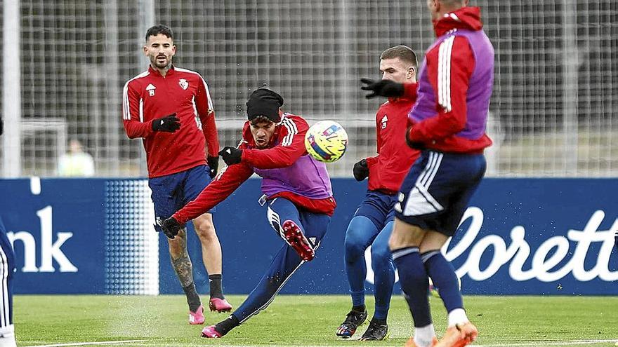 Abde golpea el balón en la sesión matinal de ayer a puerta cerrada. | FOTO: CA OSASUNA