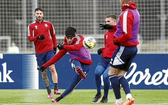 Abde golpea el bal&oacute;n en la sesi&oacute;n matinal de ayer a puerta cerrada. | FOTO: CA OSASUNA