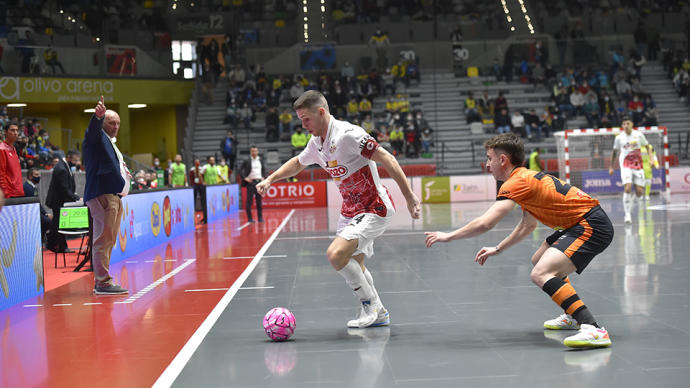 Fernando, de ElPozo Murcia Costa Cálida, controla el balón.