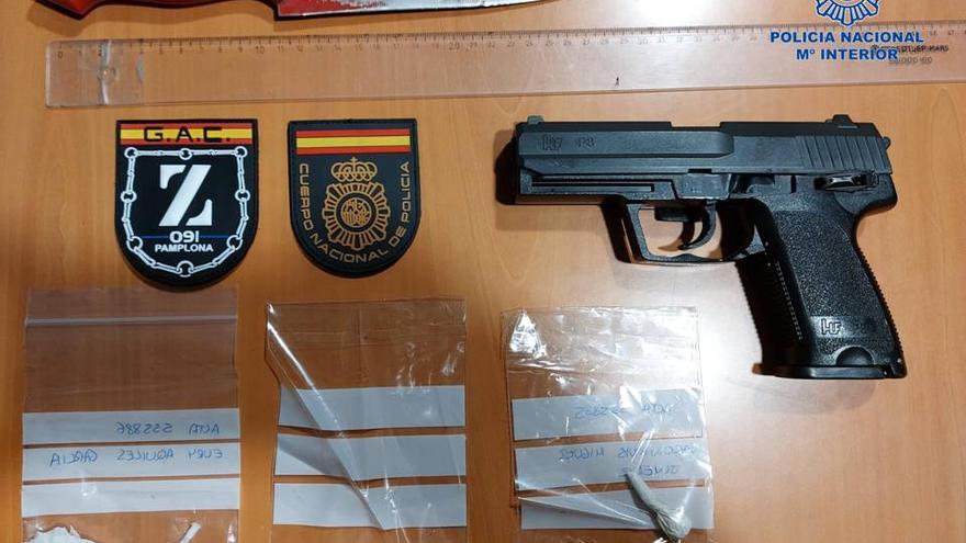 Pistola simulada, cuchillo y sustancias intervenidos.