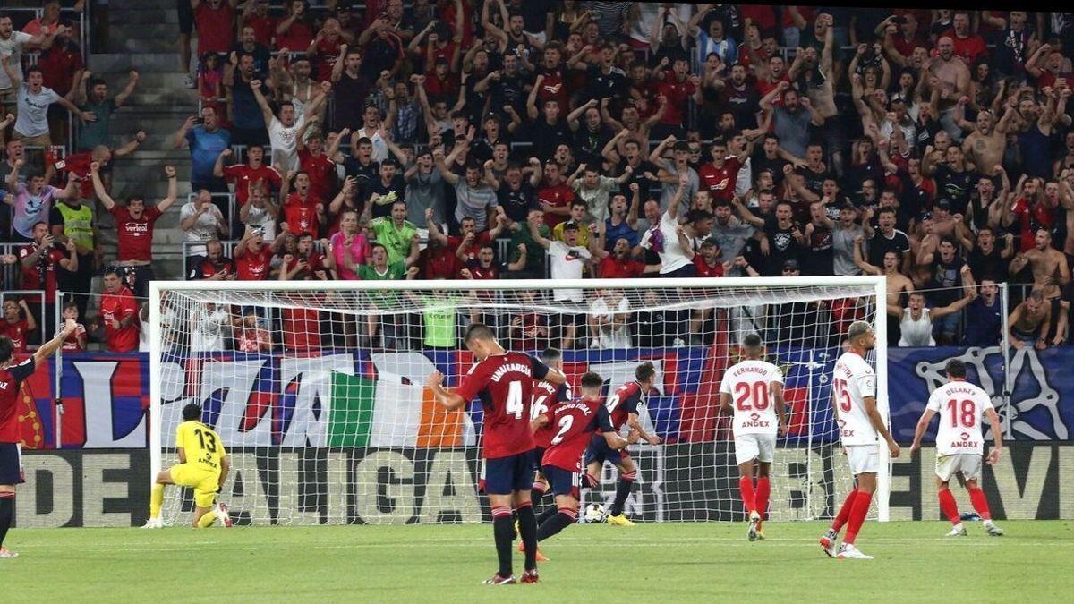 La afición de Osasuna celebra el gol de Aimar Oroz al Sevilla