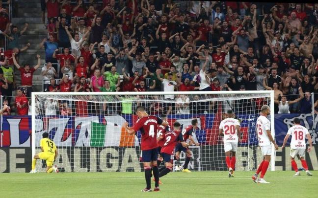 La afición de Osasuna celebra el gol de Aimar Oroz al Sevilla