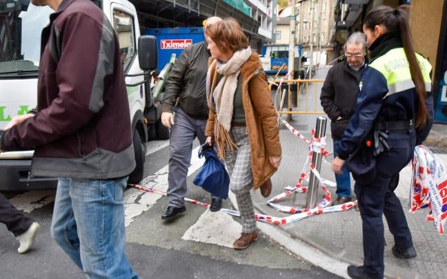 Vecinos del edificio desalojado en Pasaia, este sábado