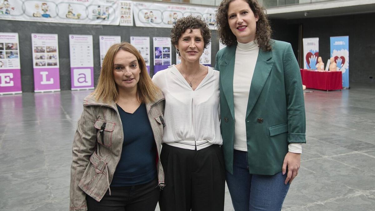 Las representantes de Hiru Hamabi Lourdes Sainz, Yolanda Fonseca (presidenta) y Lourdes Álvarez, este miércoles en el Parlamento foral.