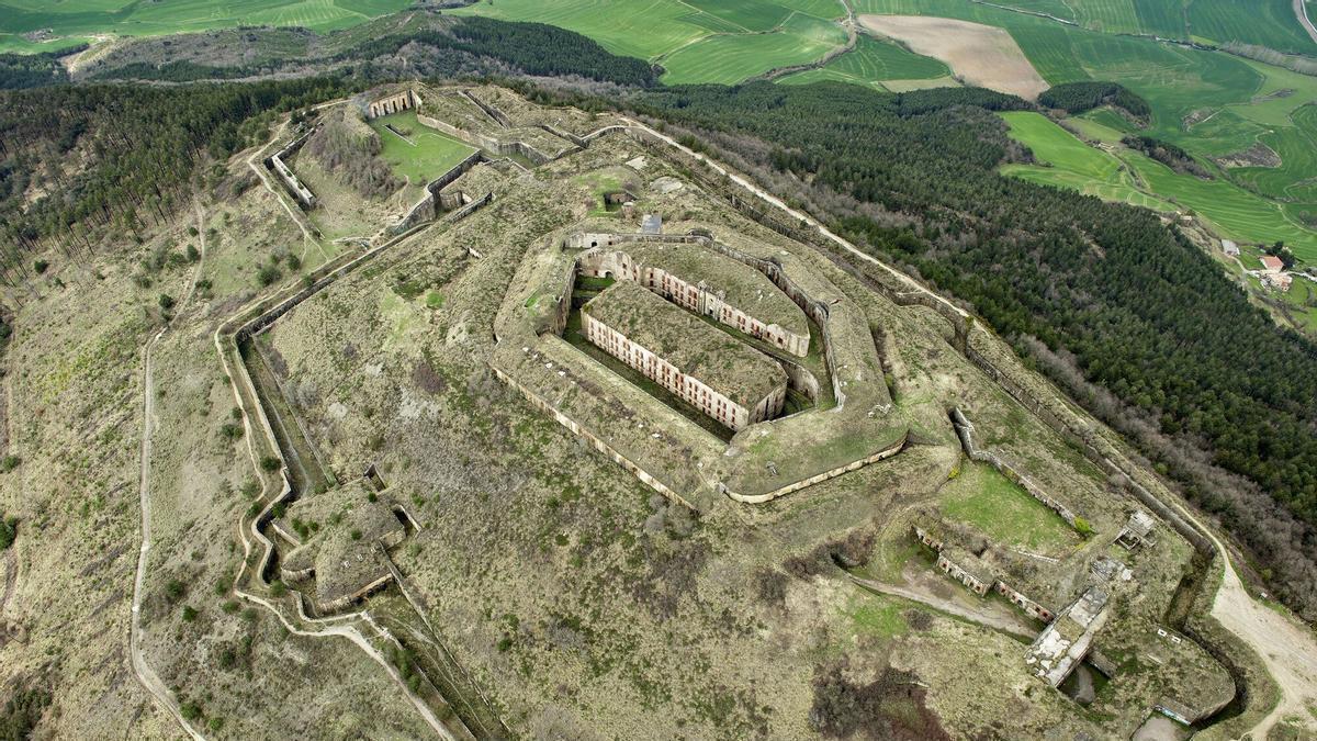 Vista aérea del Fuerte, en lo alto del Monte Ezkaba, en la Comarca de Pamplona.