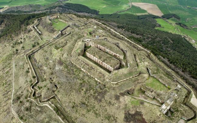 Vista aérea del Fuerte, en lo alto del Monte Ezkaba, en la Comarca de Pamplona. Vista aérea del Fuerte, en lo alto del Monte Ezkaba, en la Comarca de Pamplona.