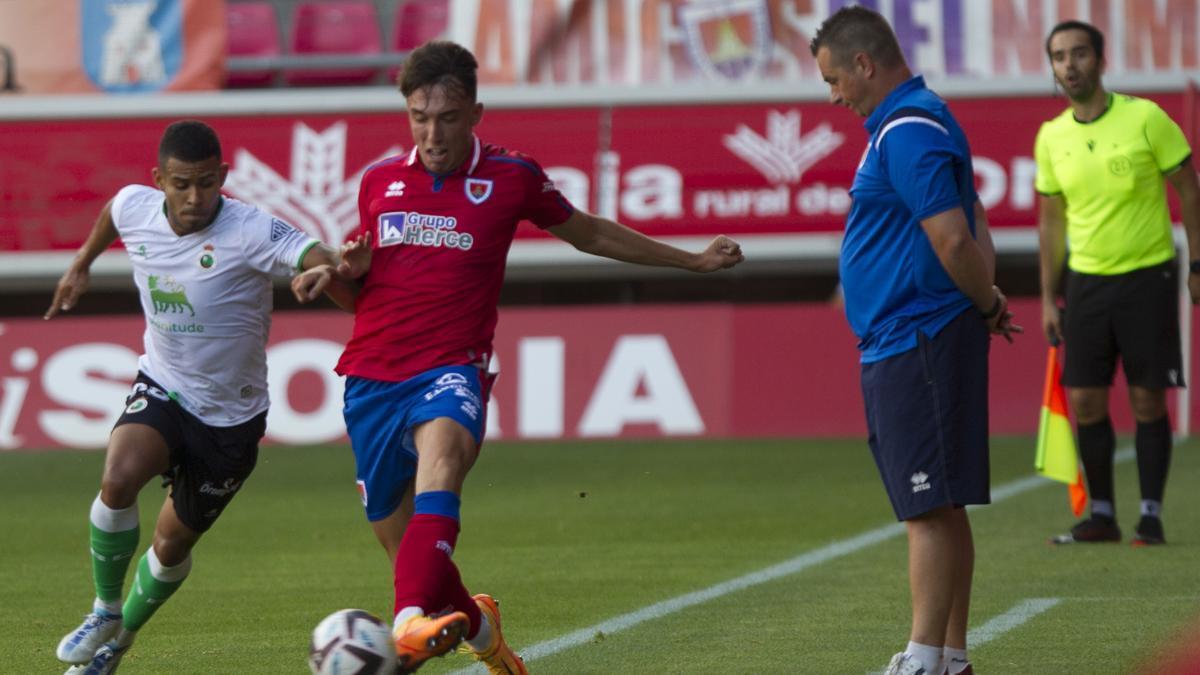 Diego Martínez, dirigiendo un partido con el Numancia.