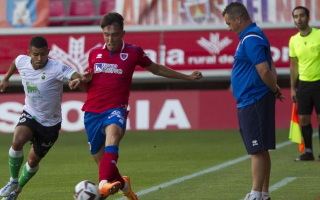 Diego Martínez, dirigiendo un partido con el Numancia.