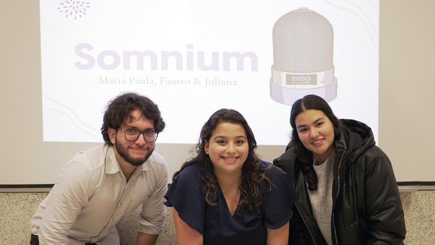 De izquierda a derecha, los estudiantes de la Universidad de Navarra, Fausto Padilla, María Paula Flores y Juliana Mira Vélez.