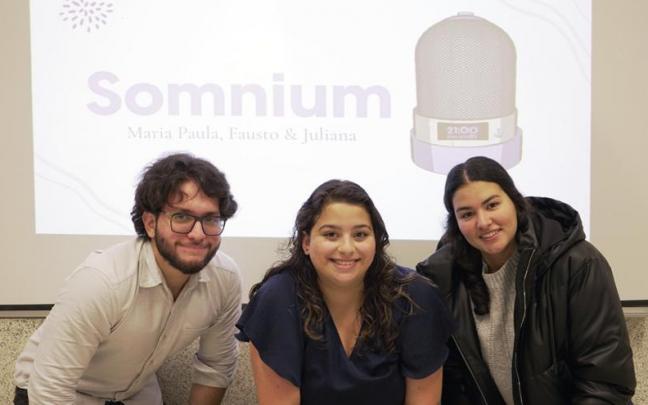 De izquierda a derecha, los estudiantes de la Universidad de Navarra, Fausto Padilla, María Paula Flores y Juliana Mira Vélez. De izquierda a derecha, los estudiantes de la Universidad de Navarra, Fausto Padilla, María Paula Flores y Juliana Mira Vélez.