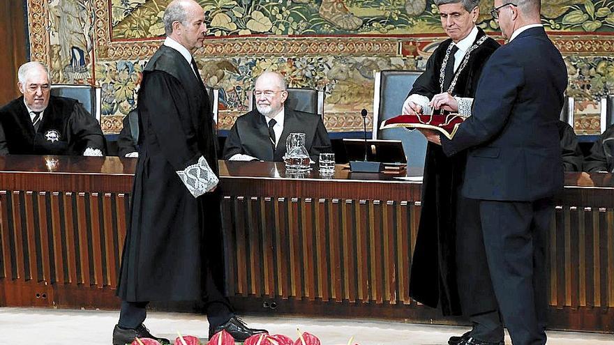 Juan Carlos Campo se apresta a que González-Trevijano le oficialice como nuevo magistrado del TC. | FOTO: EFE