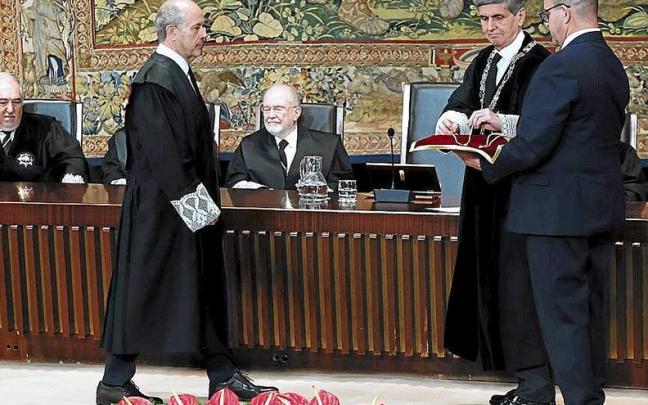 Juan Carlos Campo se apresta a que González-Trevijano le oficialice como nuevo magistrado del TC. | FOTO: EFE Juan Carlos Campo se apresta a que González-Trevijano le oficialice como nuevo magistrado del TC. | FOTO: EFE