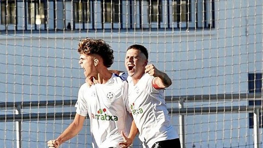 Dos jugadores del San Ignacio celebran uno de los tantos. | FOTO: PILAR BARCO