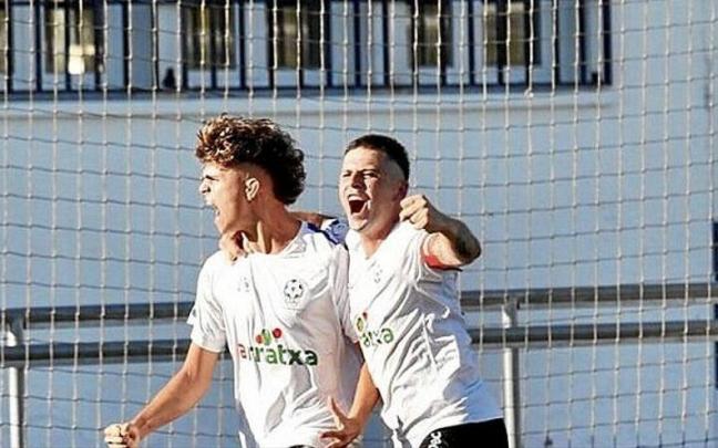 Dos jugadores del San Ignacio celebran uno de los tantos. | FOTO: PILAR BARCO Dos jugadores del San Ignacio celebran uno de los tantos. | FOTO: PILAR BARCO